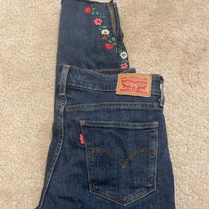 Skinny Levi’s jeans with flowers